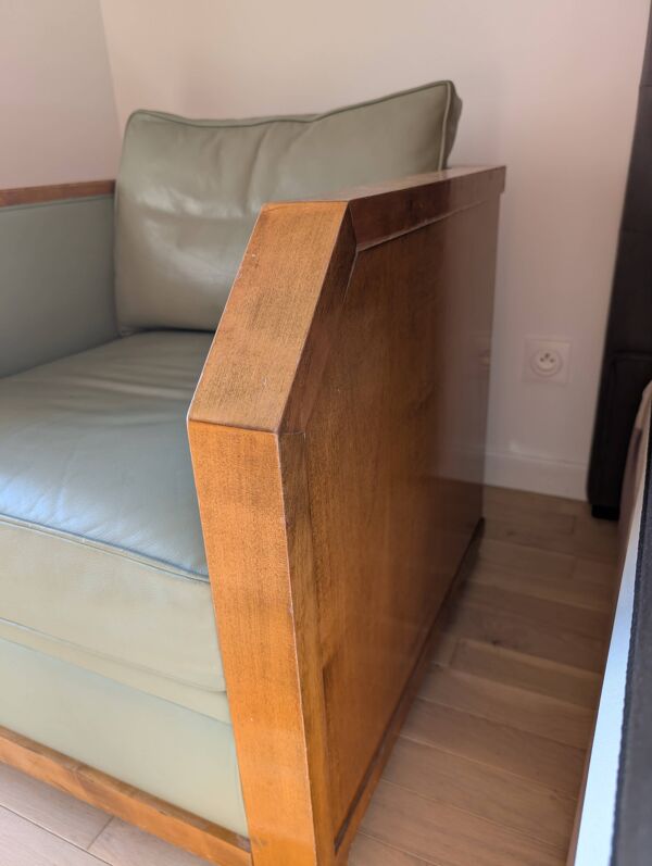 Fauteuil vintage Hugues Chevalier Paris — Cuir vert amande & Bois