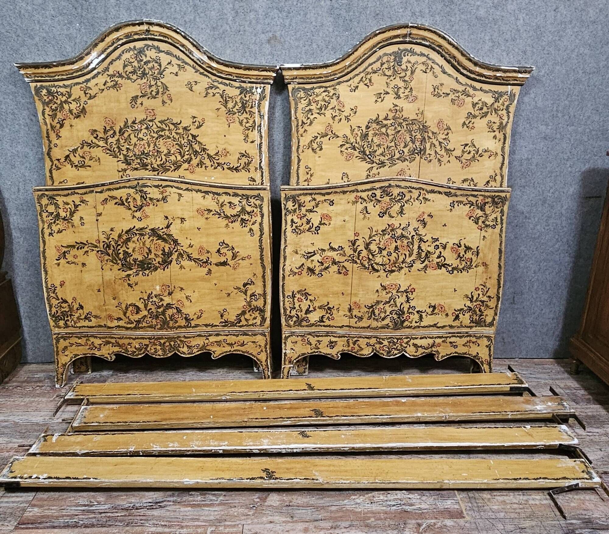 Pair of antique painted beds with floral decoration - 19th century - Venetian style