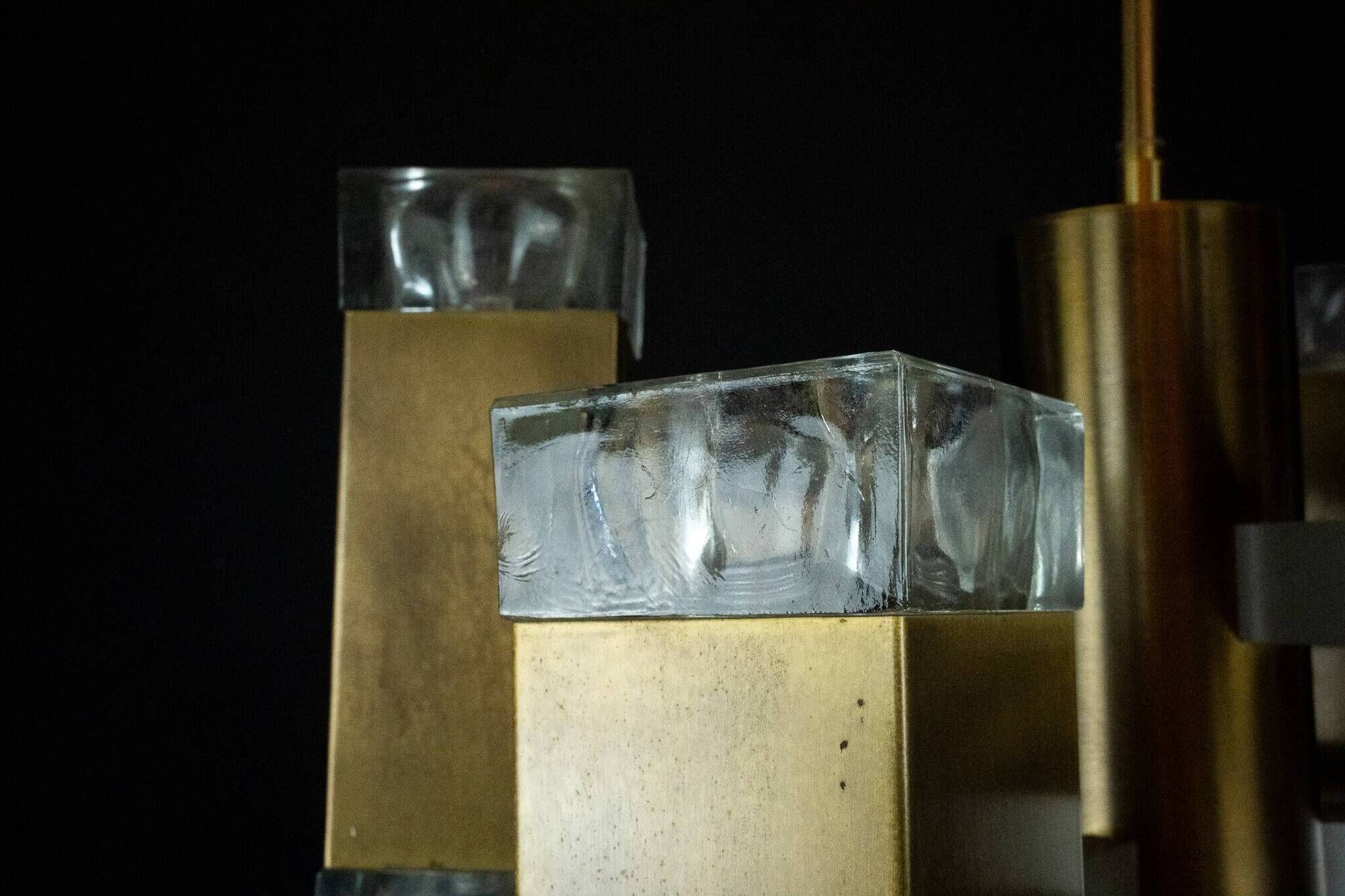 Italian glass and brass 12 lights chandelier produced by Sciolari in the 70