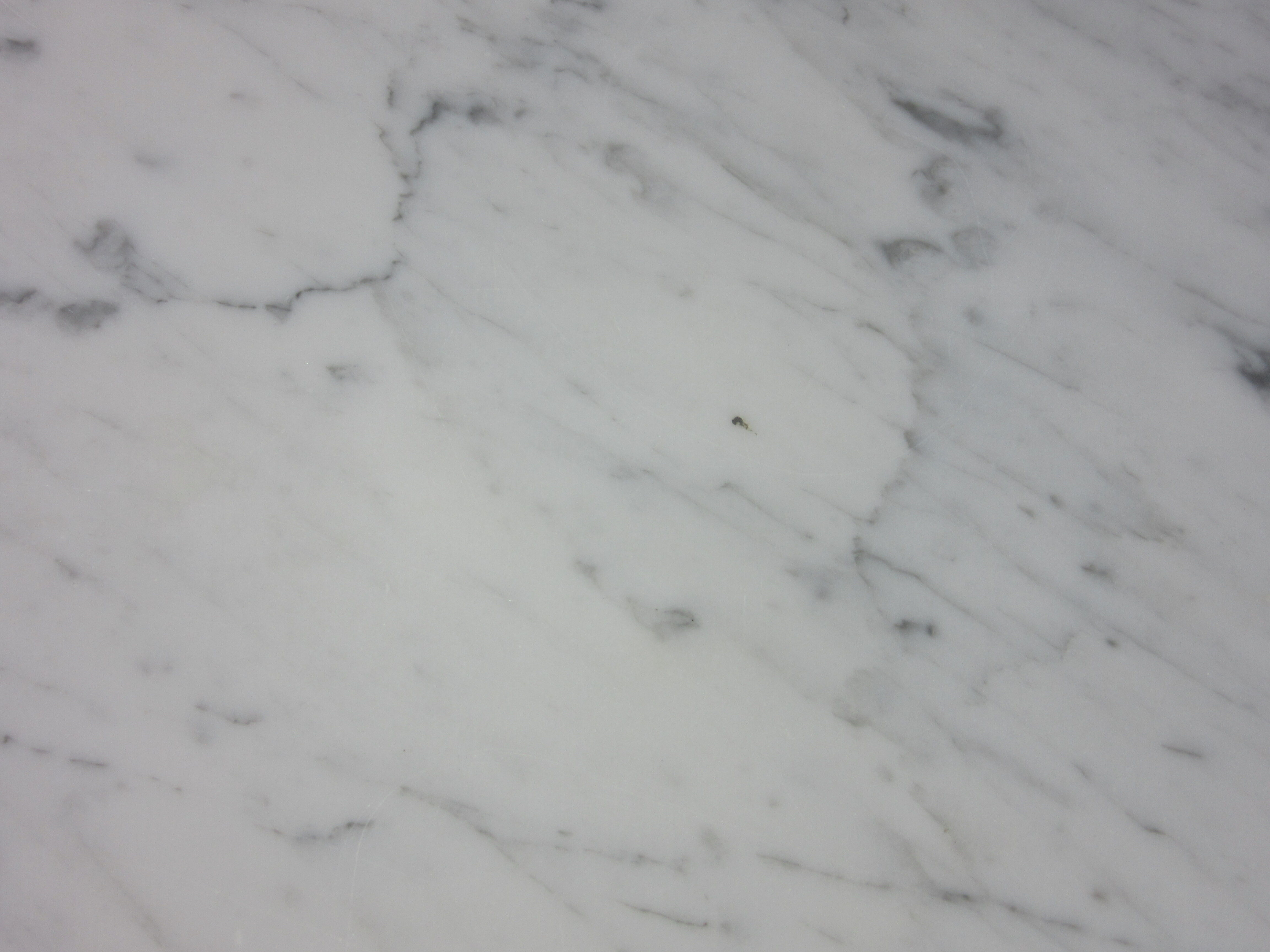 Table en marbre et laiton