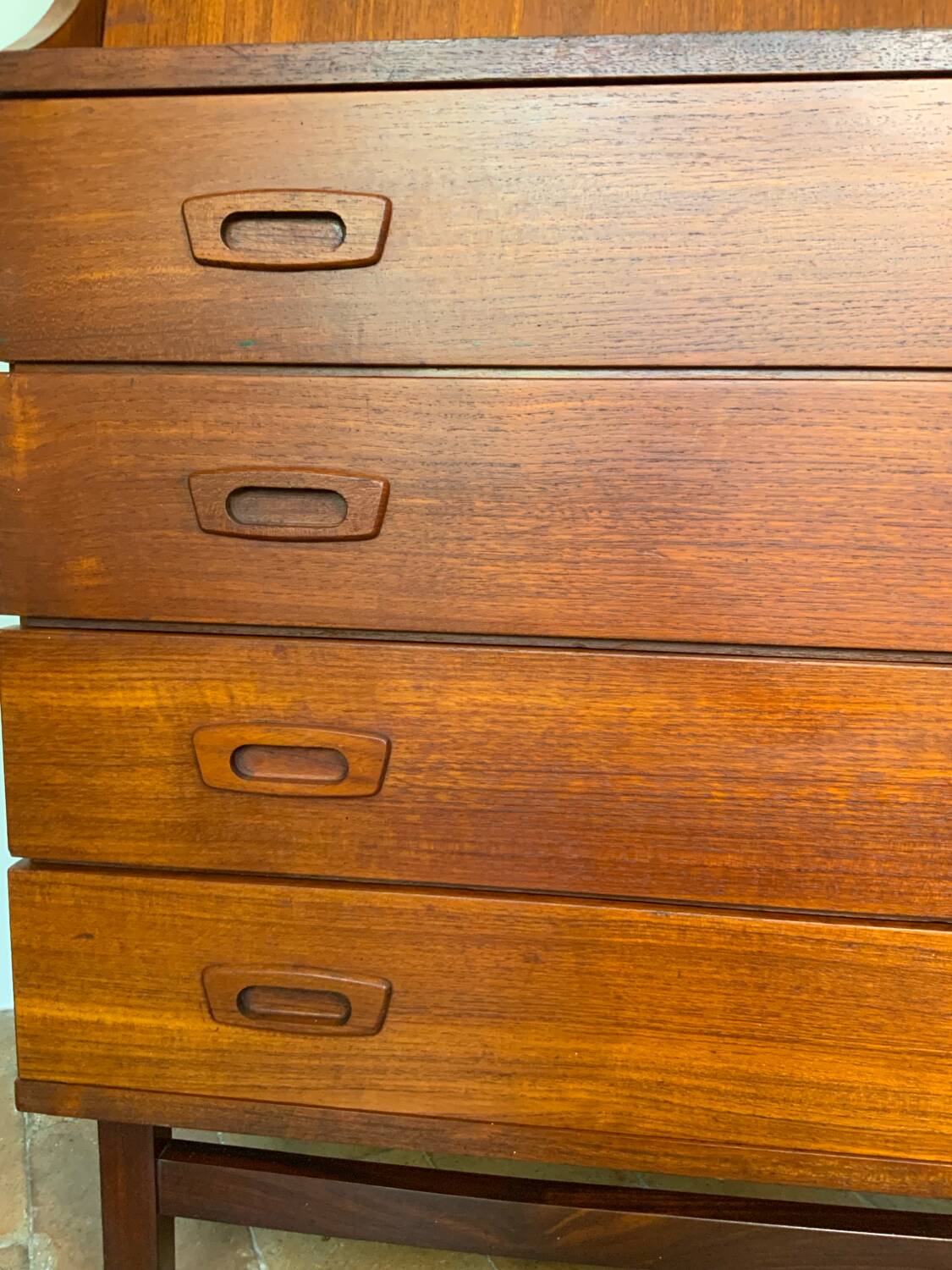 Scandinavian secretary