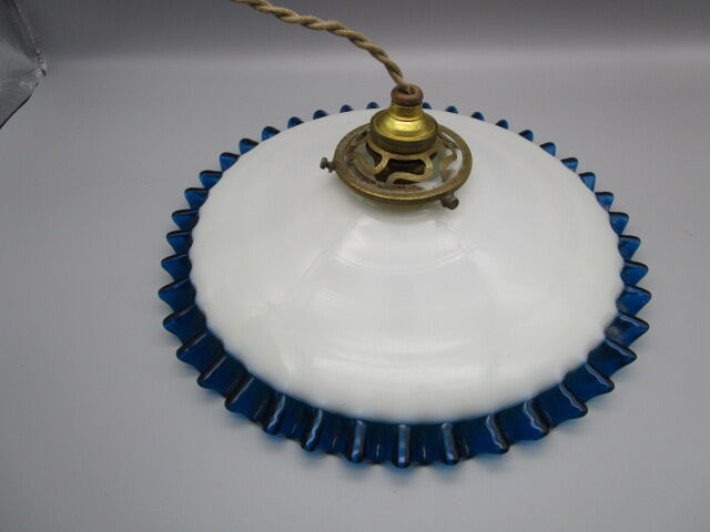 Old two-tone opaline suspension