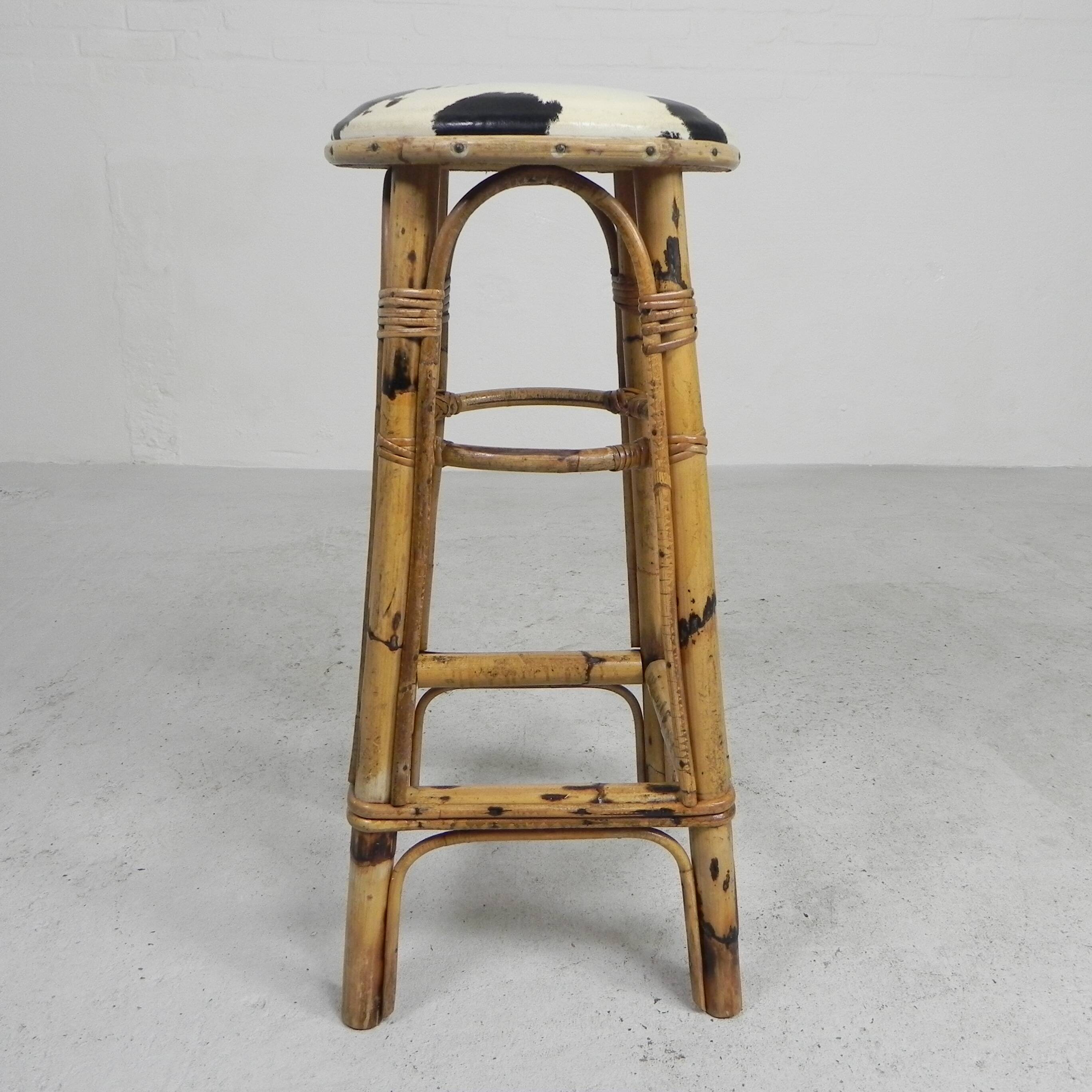 Tabouret de bar en bambou avec assise en simili-cuir imprimé vache, années 1950