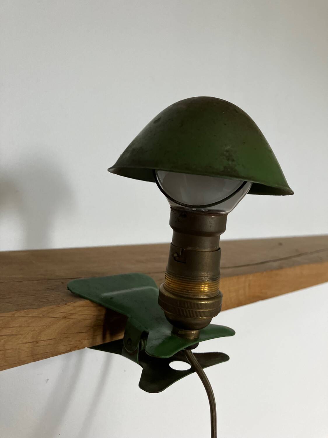 Clip-on mushroom lamp