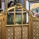 Paravent en bois doré décoré dans le style Louis XVI, orné de têtes de bélier.