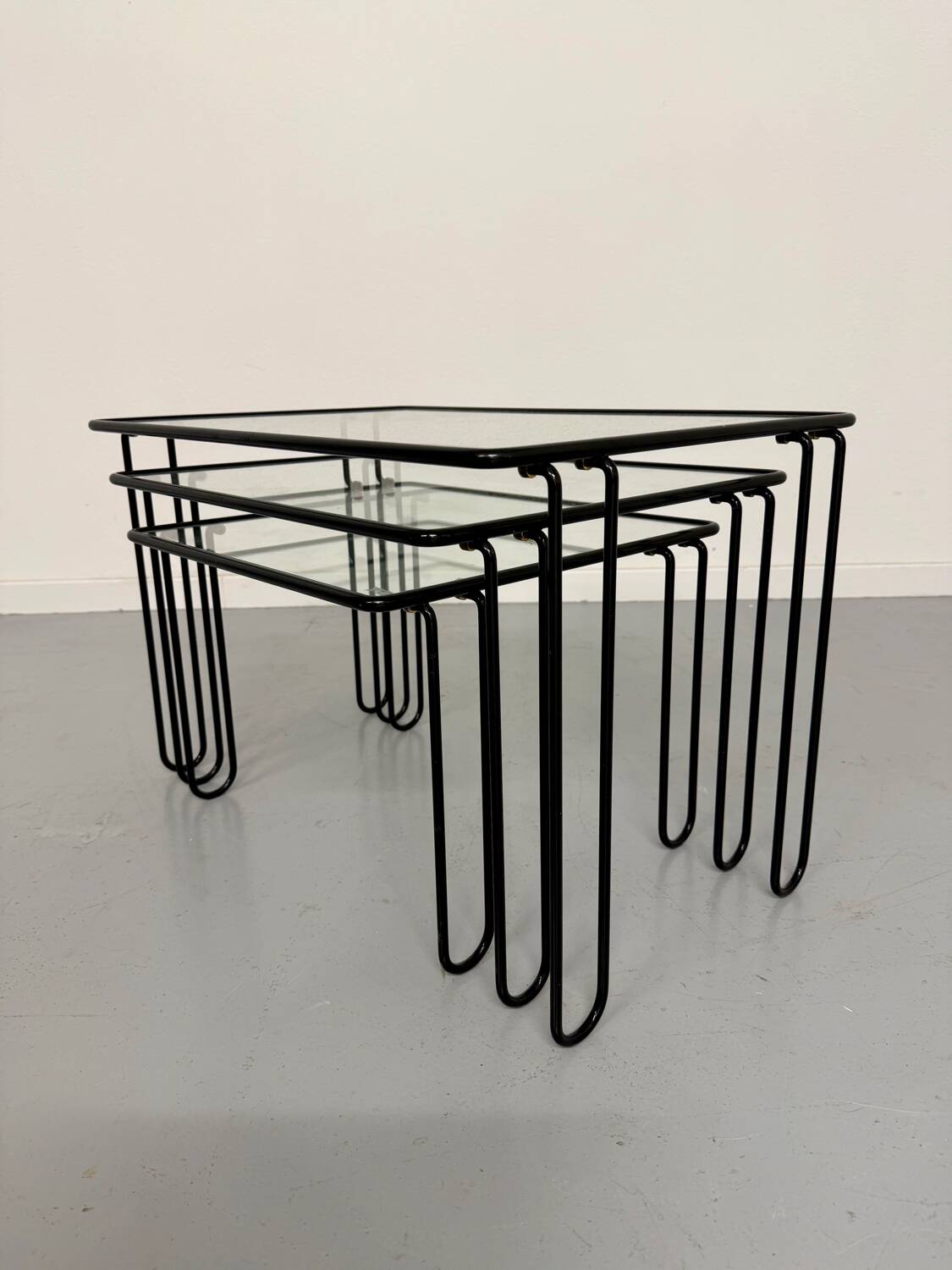 Vintage Italian design nesting coffee table in metal and glass from the 1980s