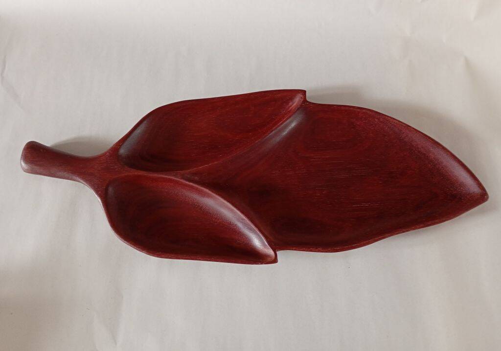Plateau de service en bois sculpté à la main de style mi-siècle en forme de feuille