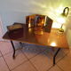 Table d'appoint sur roulettes, dessus formica, métal doré et noir