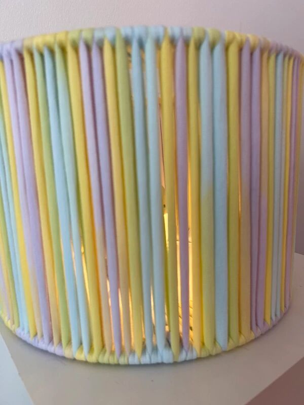 Abat-jour de taille moyenne recouvert de fil de jersey dans des tons pastel