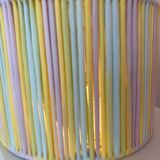 Abat-jour de taille moyenne recouvert de fil de jersey dans des tons pastel