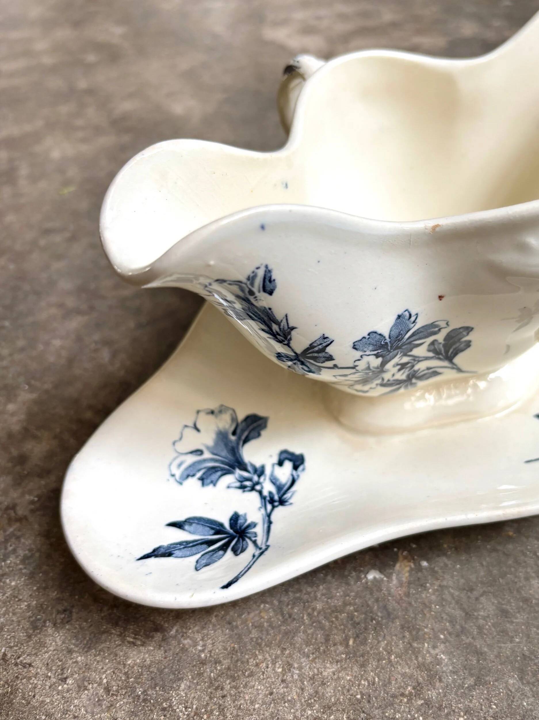 Saucière Lunéville en terre de fer bleue, service "Azaléa"