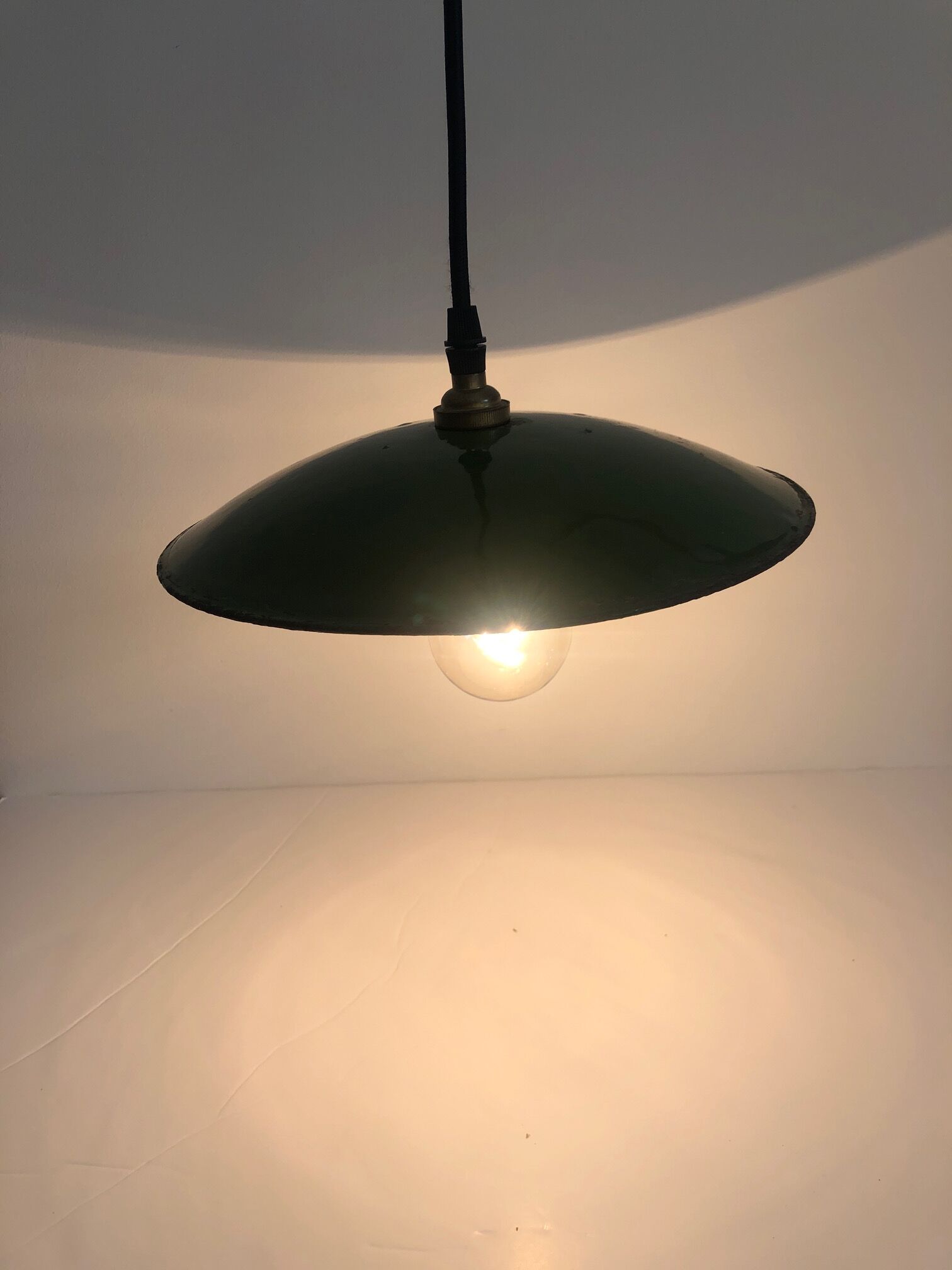 Enamelled green bowl suspension