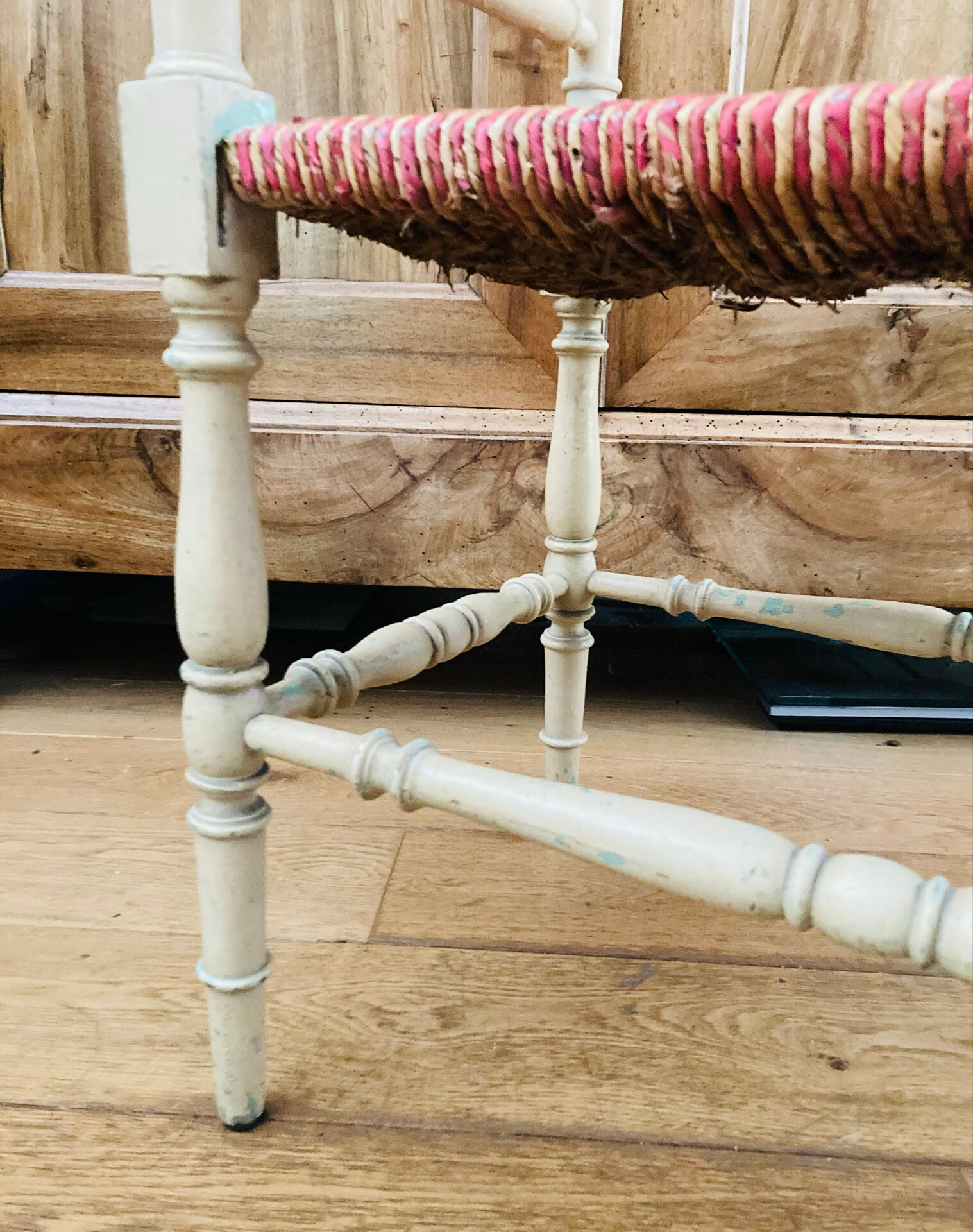 Banquette époque fin XIXe assise en paille colorée structure rechampie