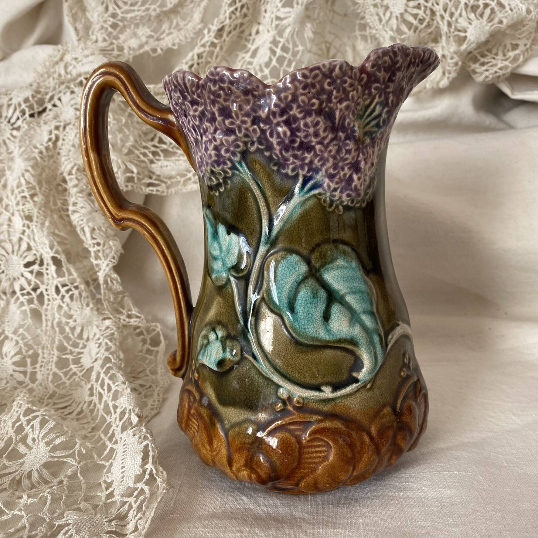 Pichet en barbotine Onaing décor Lilas art nouveau