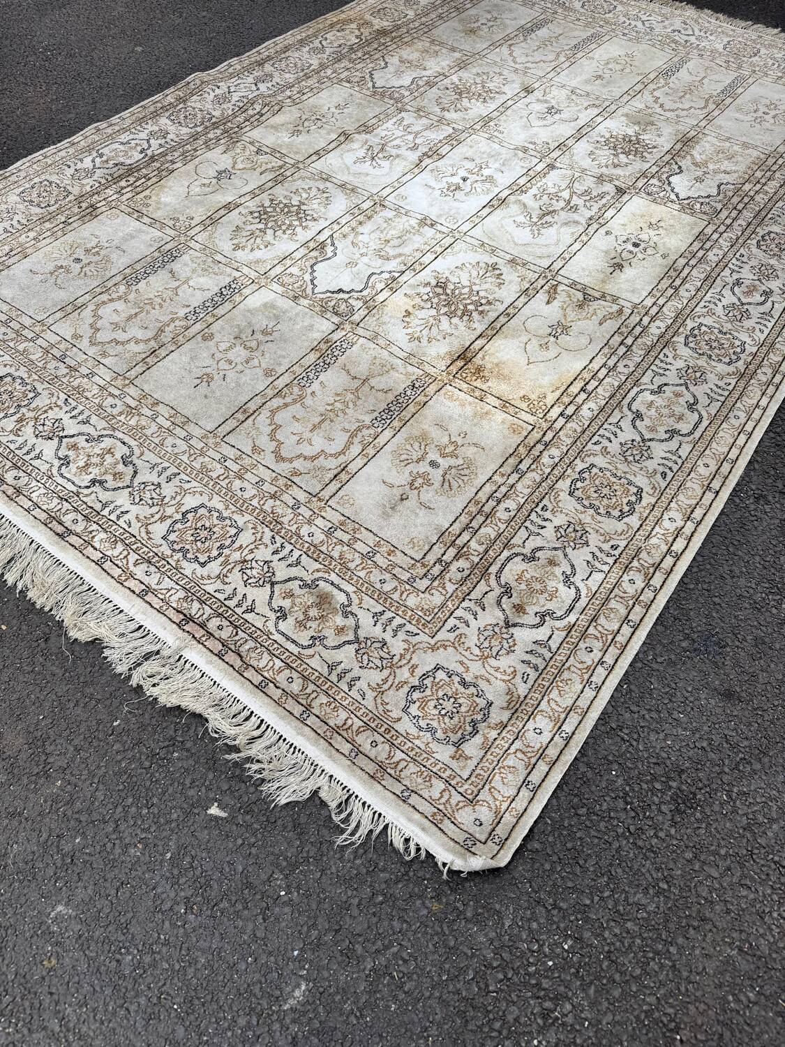 Elegant silk rug with arabesque decoration, 270 x 185 cm