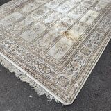 Elegant silk rug with arabesque decoration, 270 x 185 cm