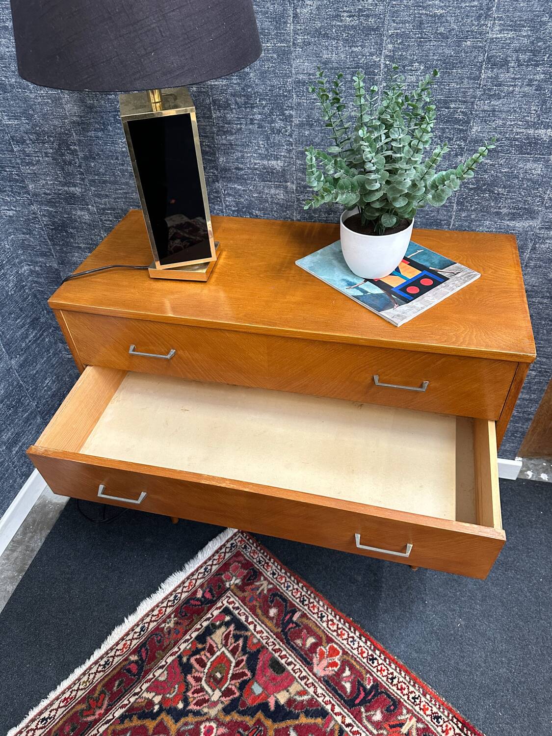 Commode vintage pieds fuseaux
