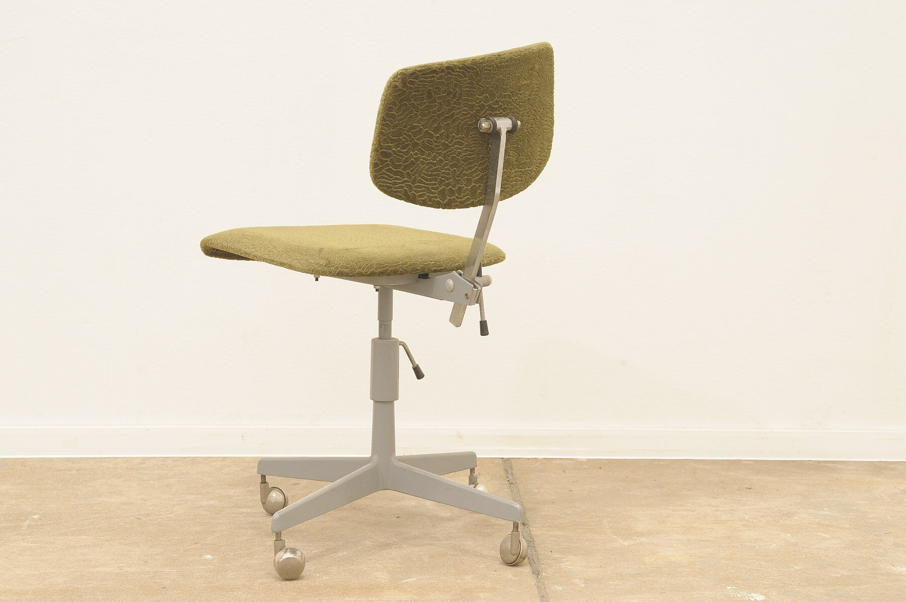 Midcentury swivel desk chair by Kovona 1950s