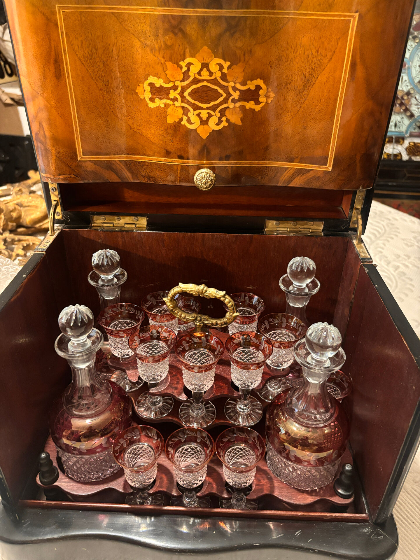 Cave à liqueur Napoléon III en marqueterie, cristal taillé