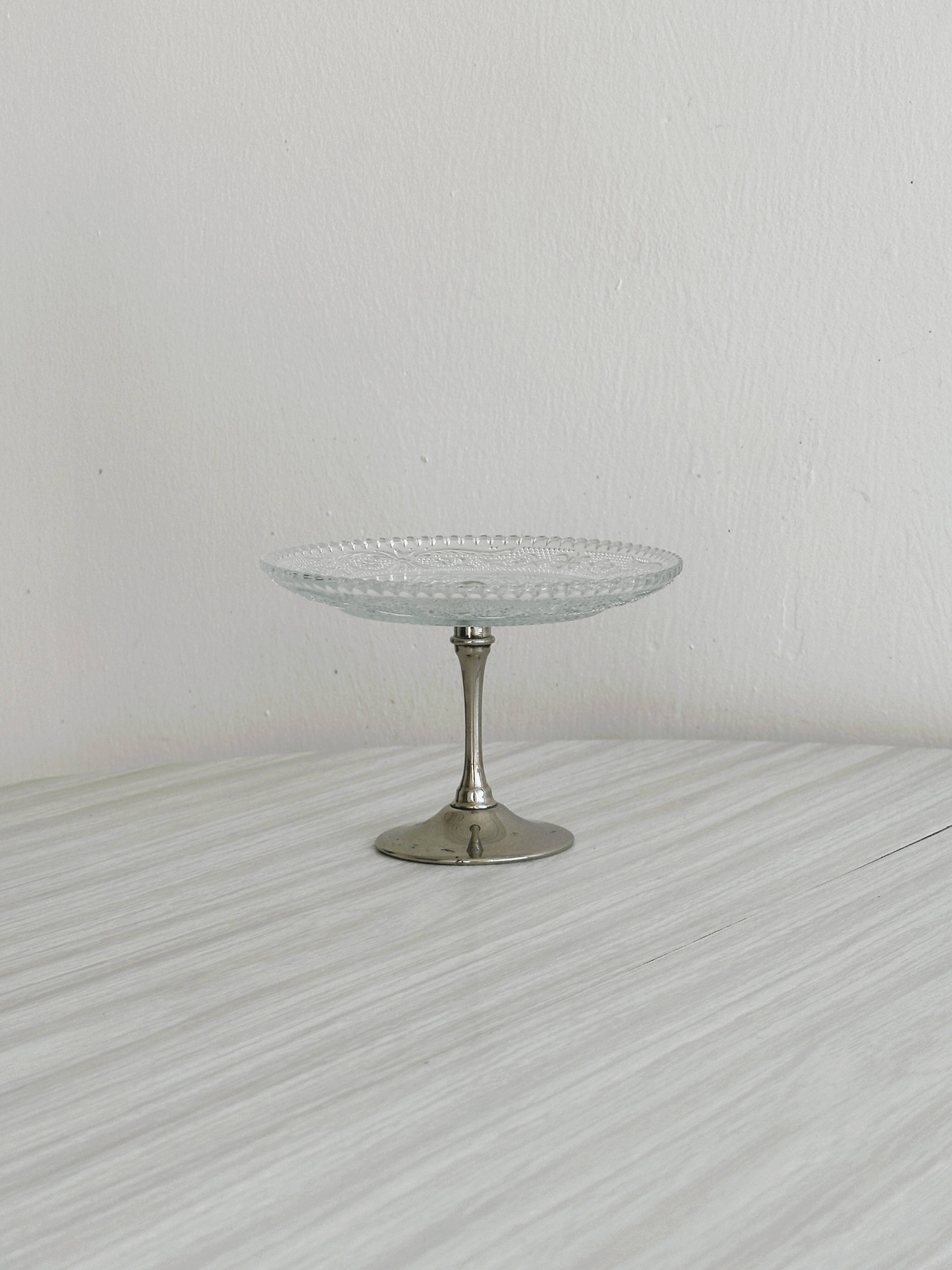 Bowl on a foot in worked glass and elegant metal