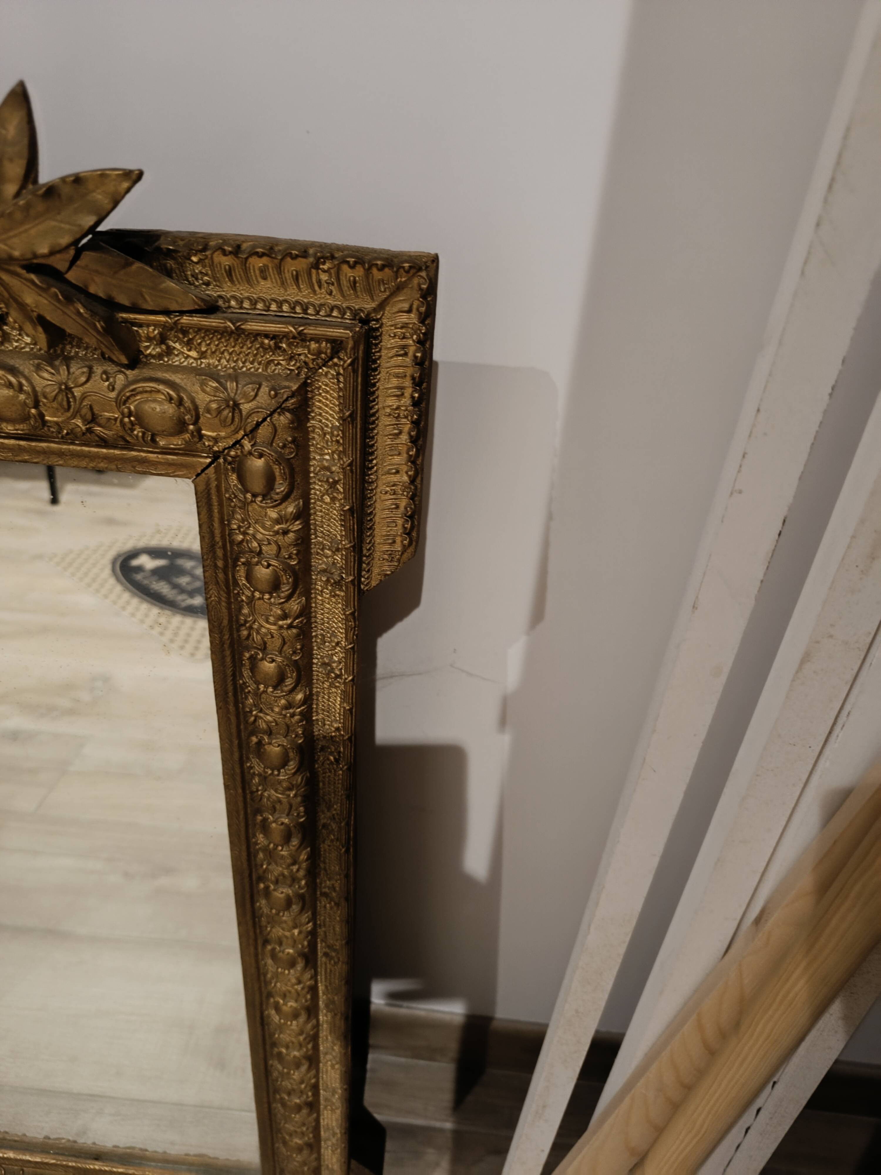 Antique mirror in Napoléon III style with a laurel pediment.