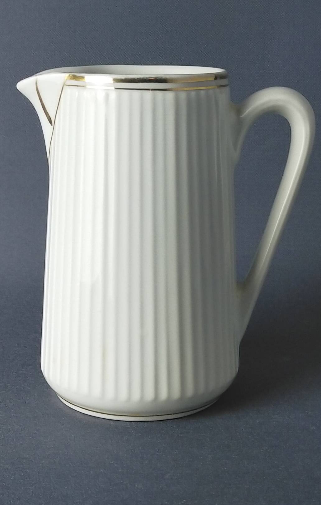 Small fluted white porcelain pot CNP