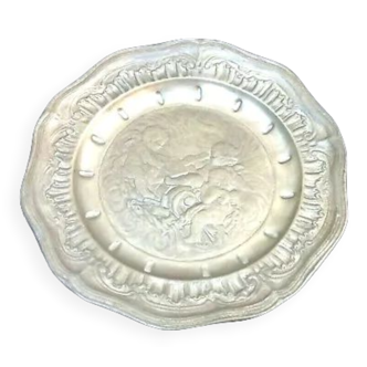 Plate with polylobed edge tin bas-relief decorated with cherubs / cherubs