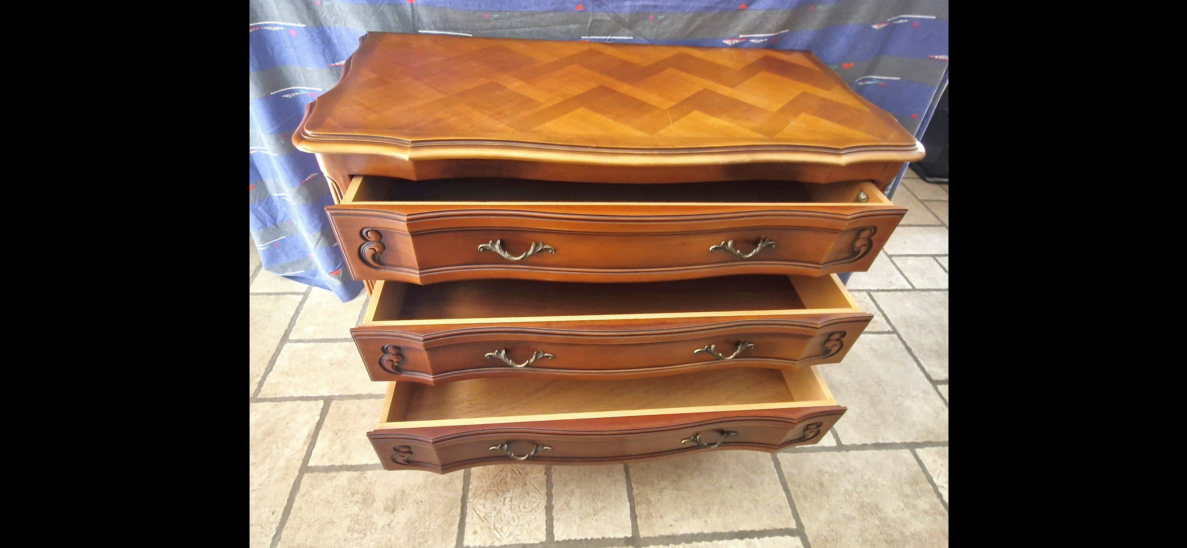 Commode en bois de style, 3 tiroirs