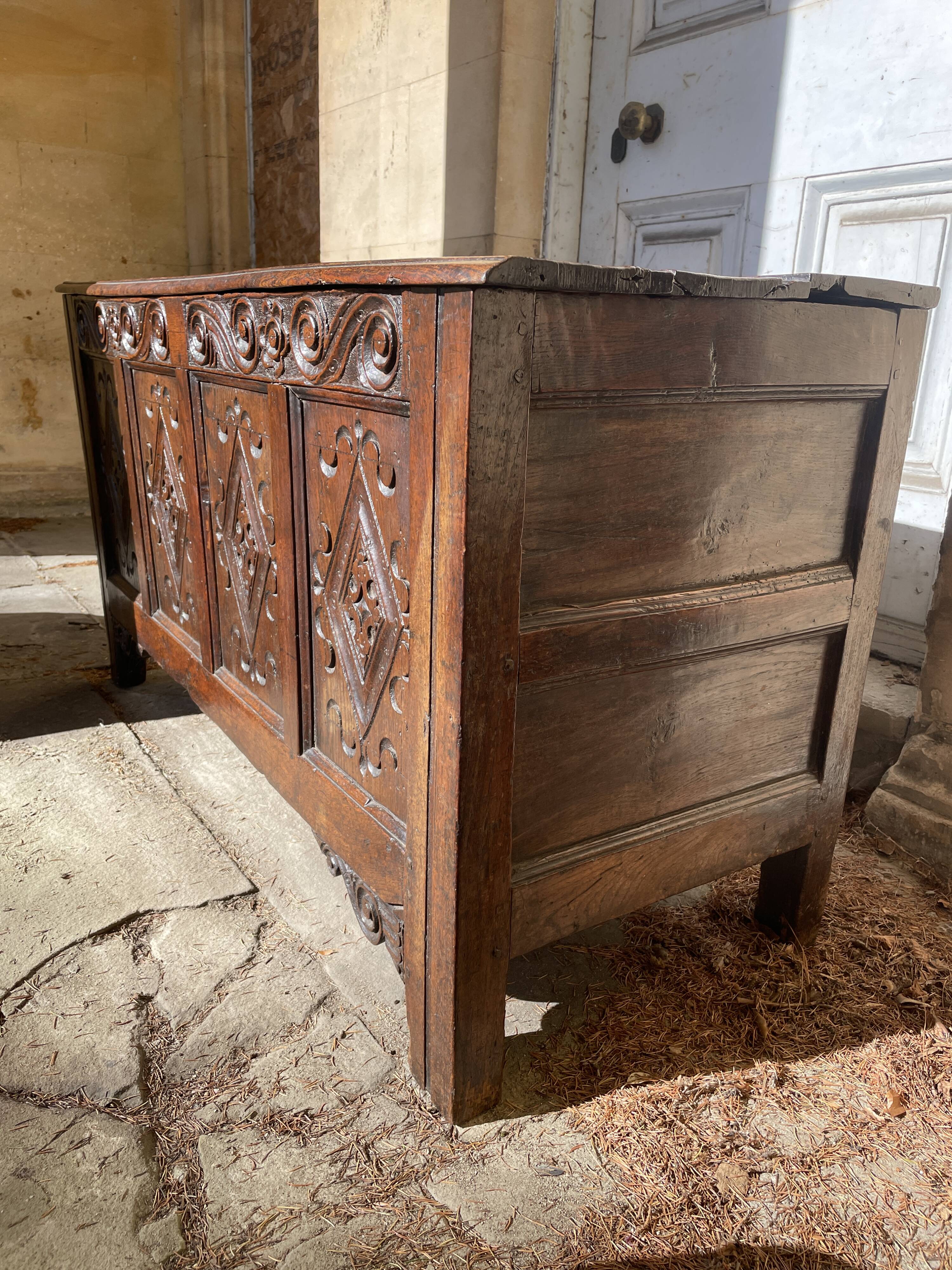 Grand coffre en chêne sculpté du 17ème siècle / coffre à couvertures vernaculaire