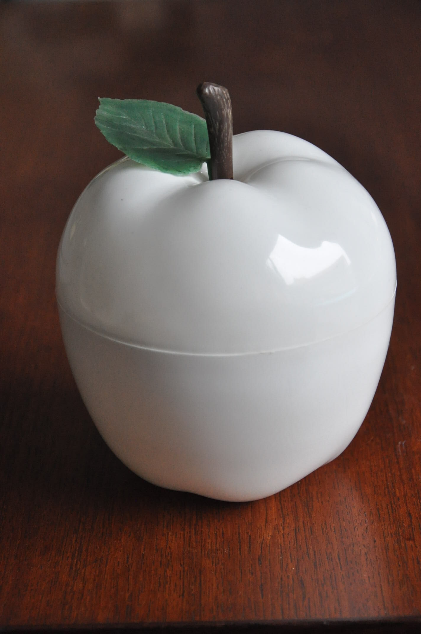 White vintage Apple ice