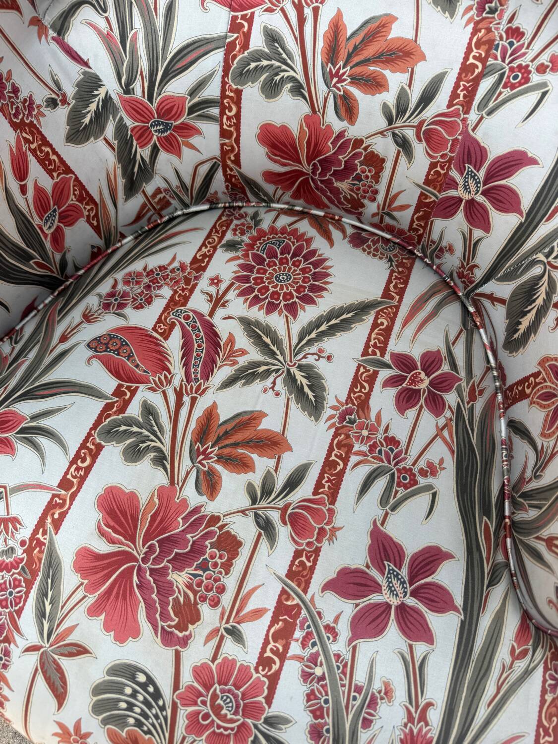 Fauteuil crapaud satin fleuri ancien