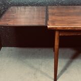 Table extensible en palissandre danois du milieu du siècle.