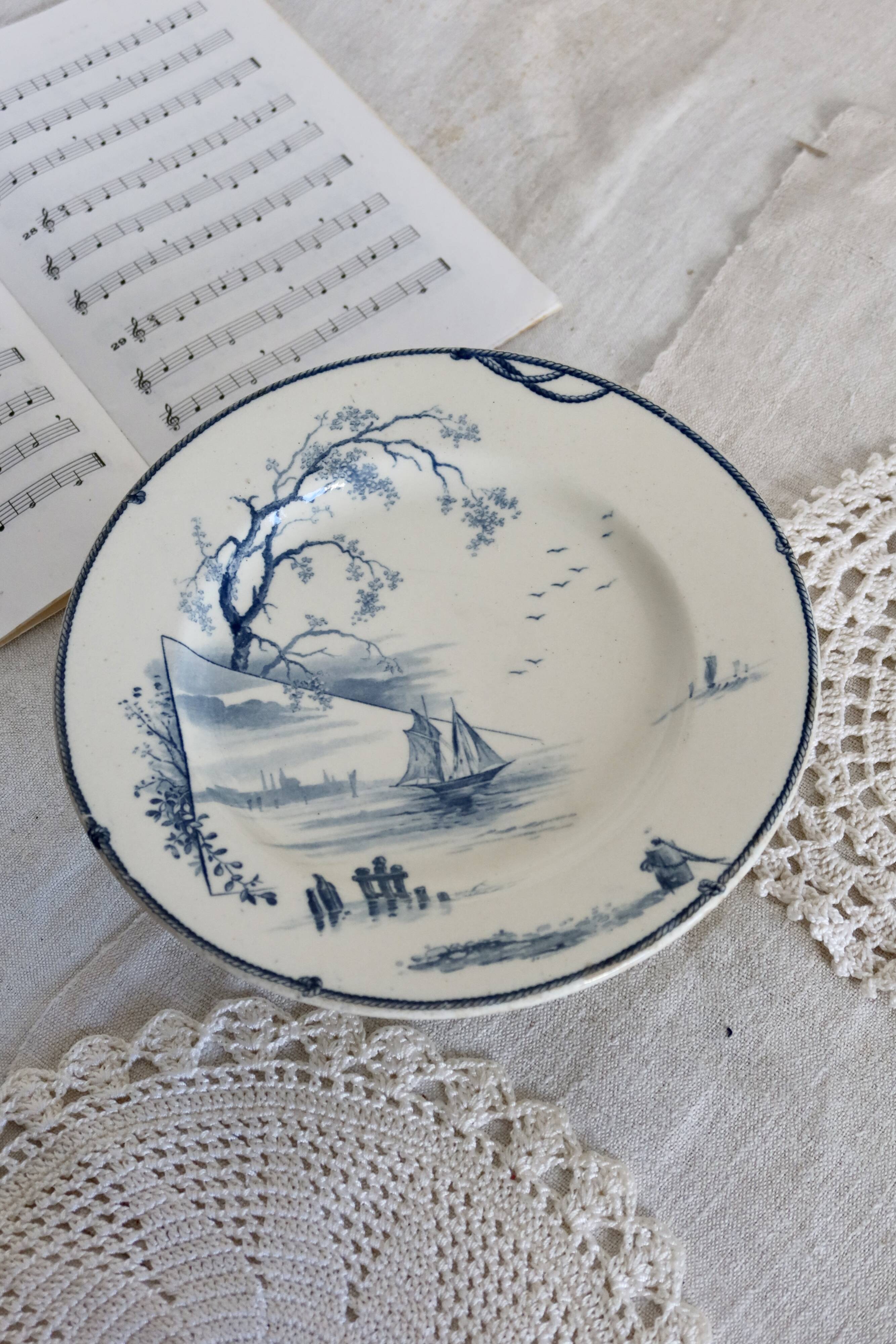 Table service 63 pieces Gien earthenware 19th century Marines model