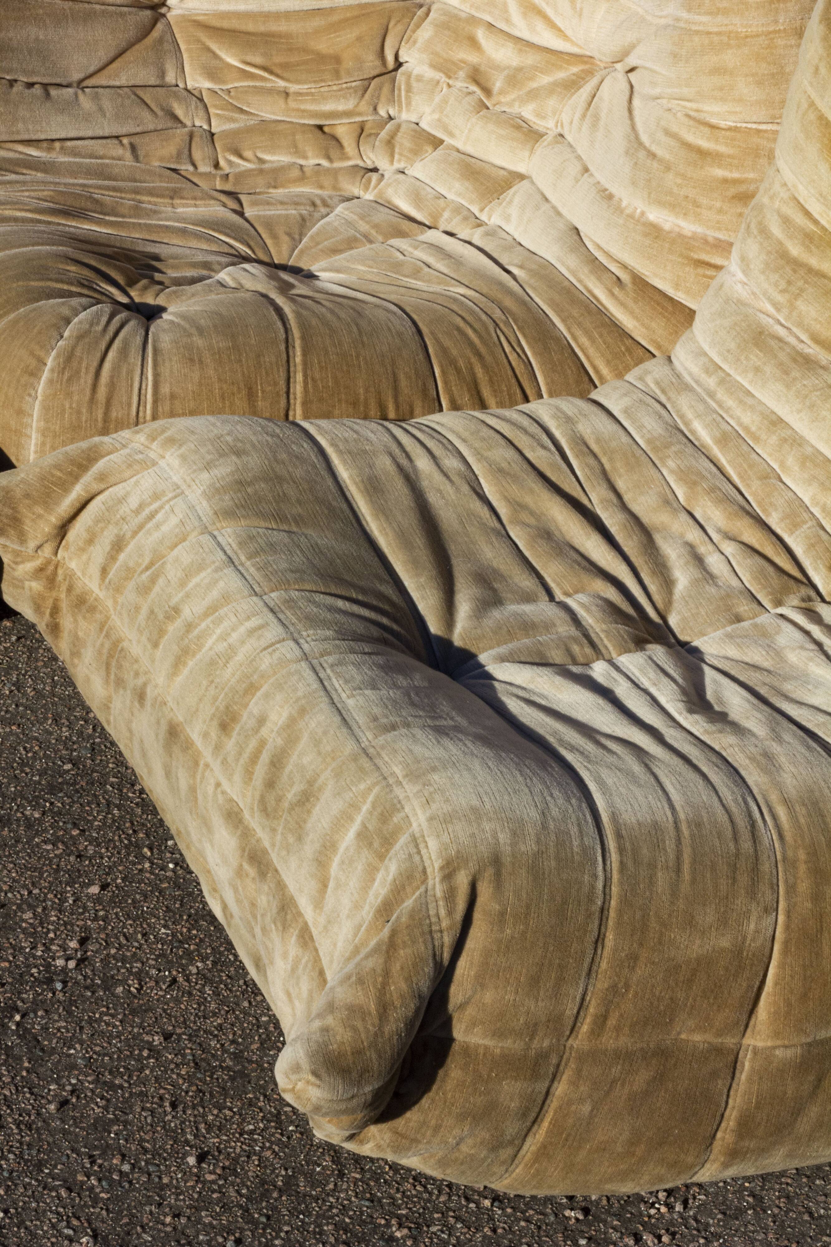 Canapé Togo 4 places en velours beige par Michel Ducaroy, Ligne Roset, 1973