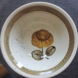 2 vintage bowls in sandstone