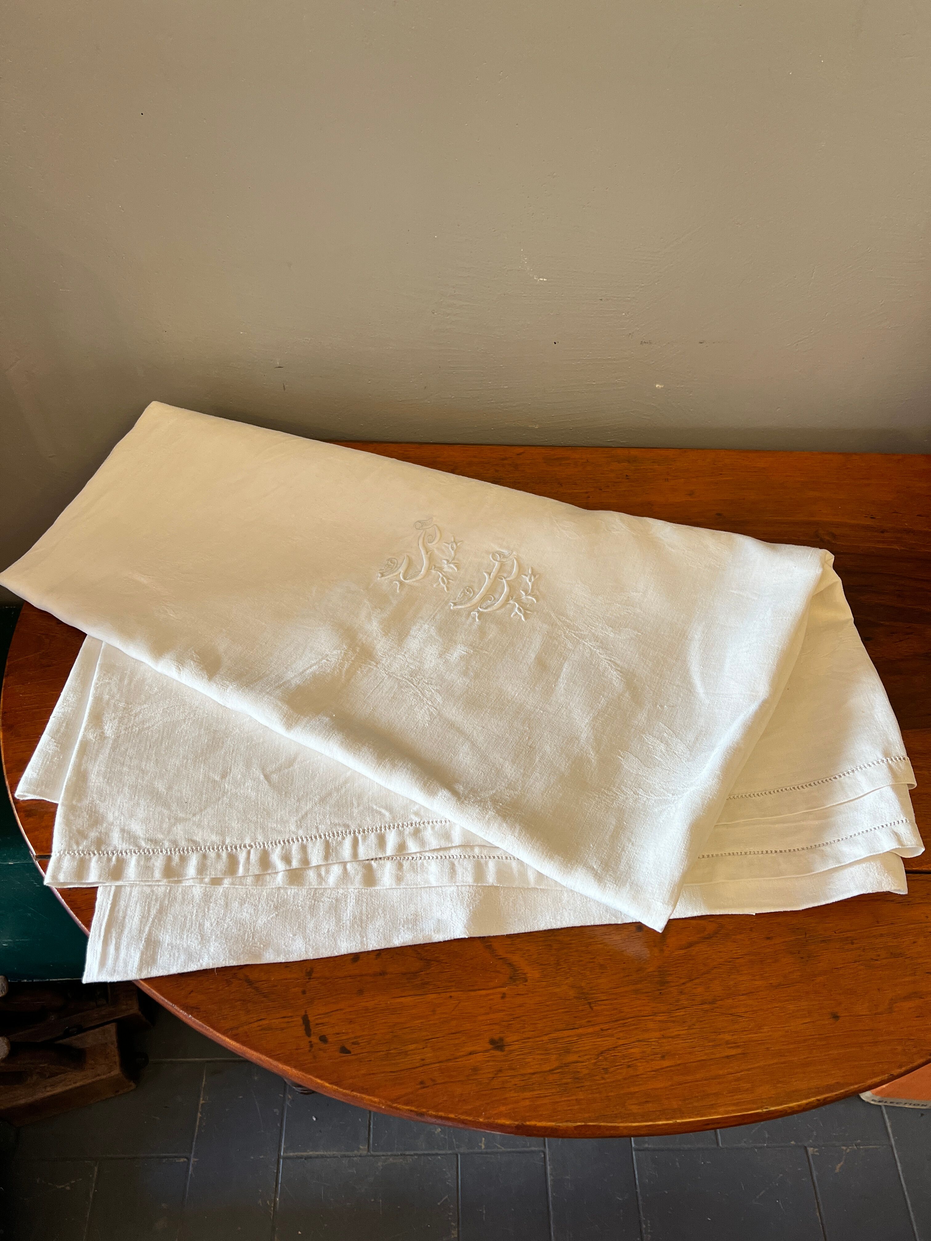 BHV - Old tablecloth