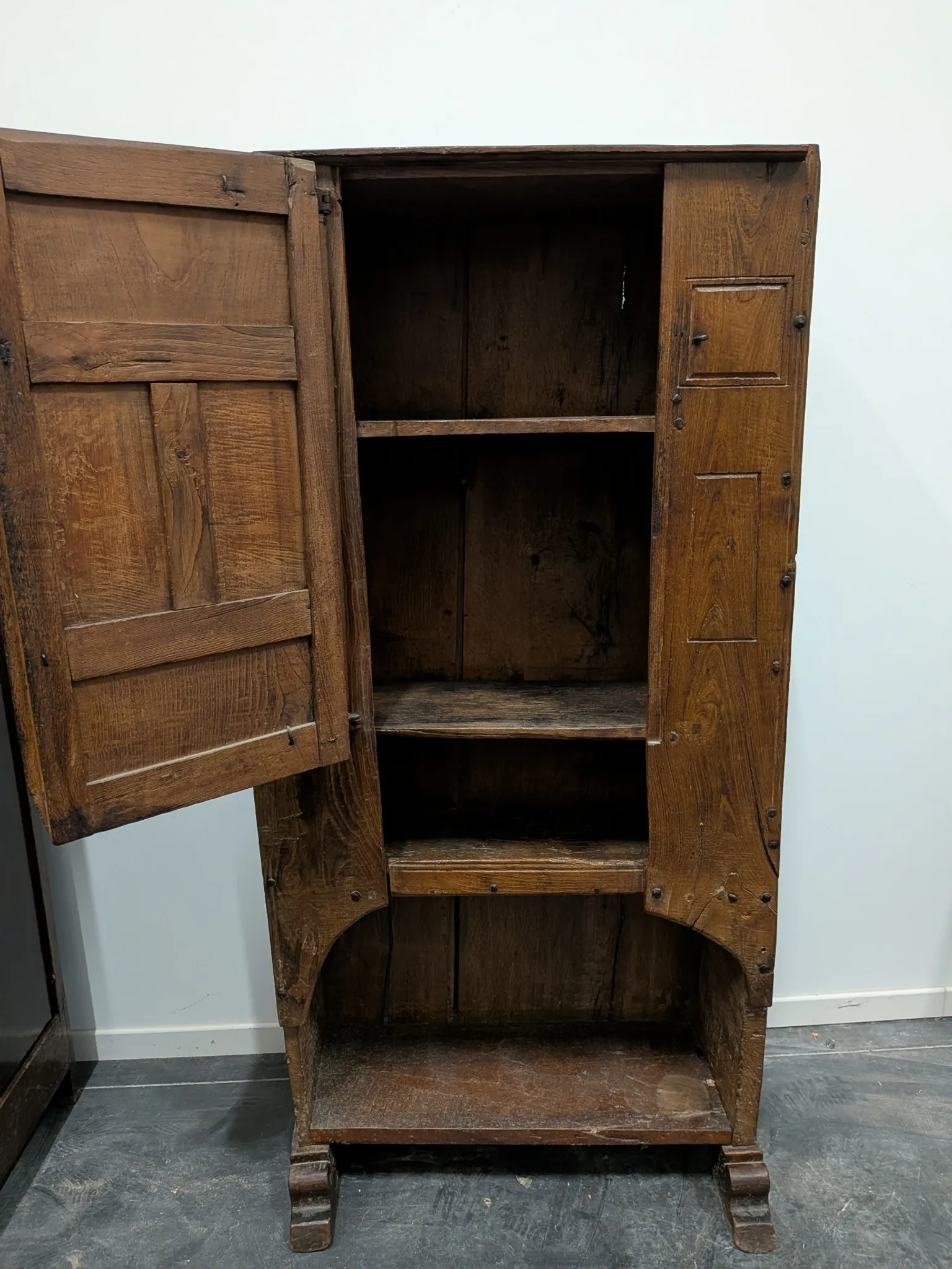 Antique solid oak furniture – Rustic pantry from the pre-17th century