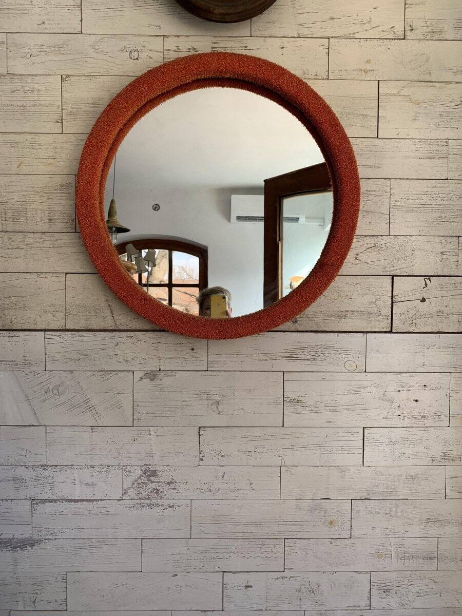 Miroir mural rond orange corail en bois recouvert de tissu - style Mid‑Century, 1950s