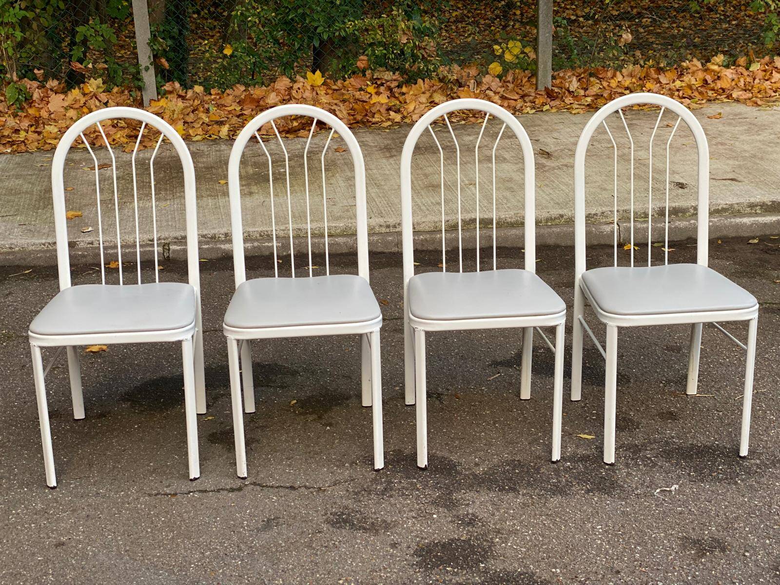 4 chaises en acier blanc et cuir gris