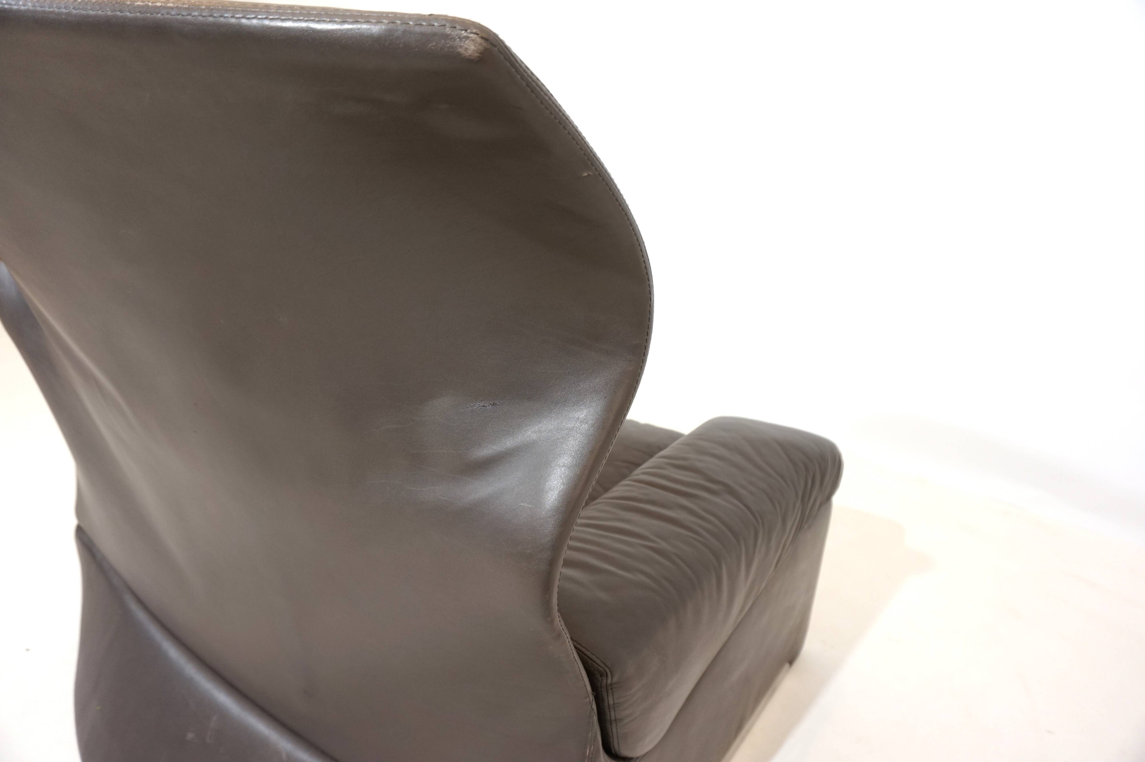 Saporiti Vela Alta leather armchair with ottoman by Giovanni Offredi