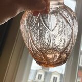 Vase boule art deco verre moulé rose