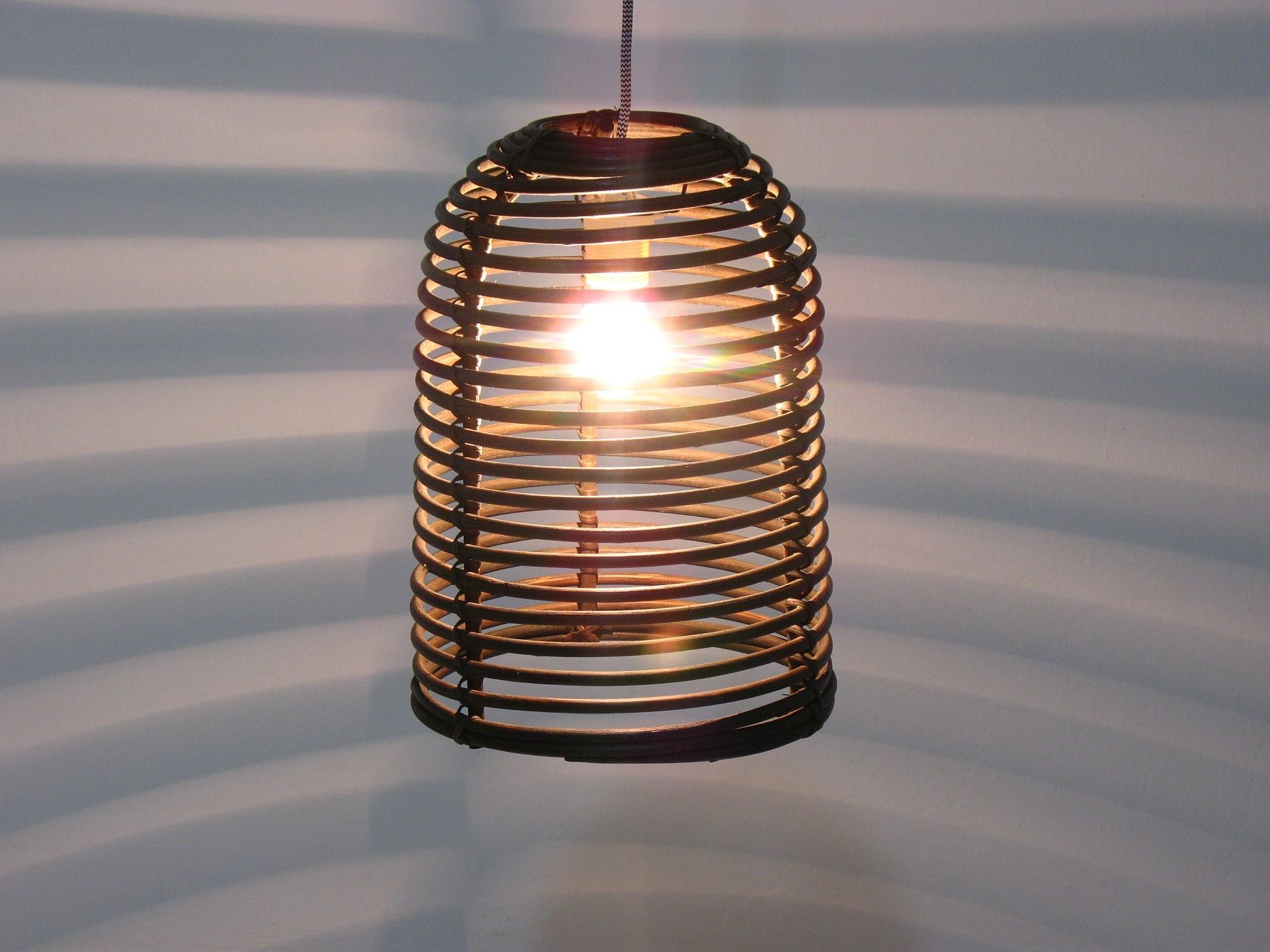 Suspension en rotin années 70