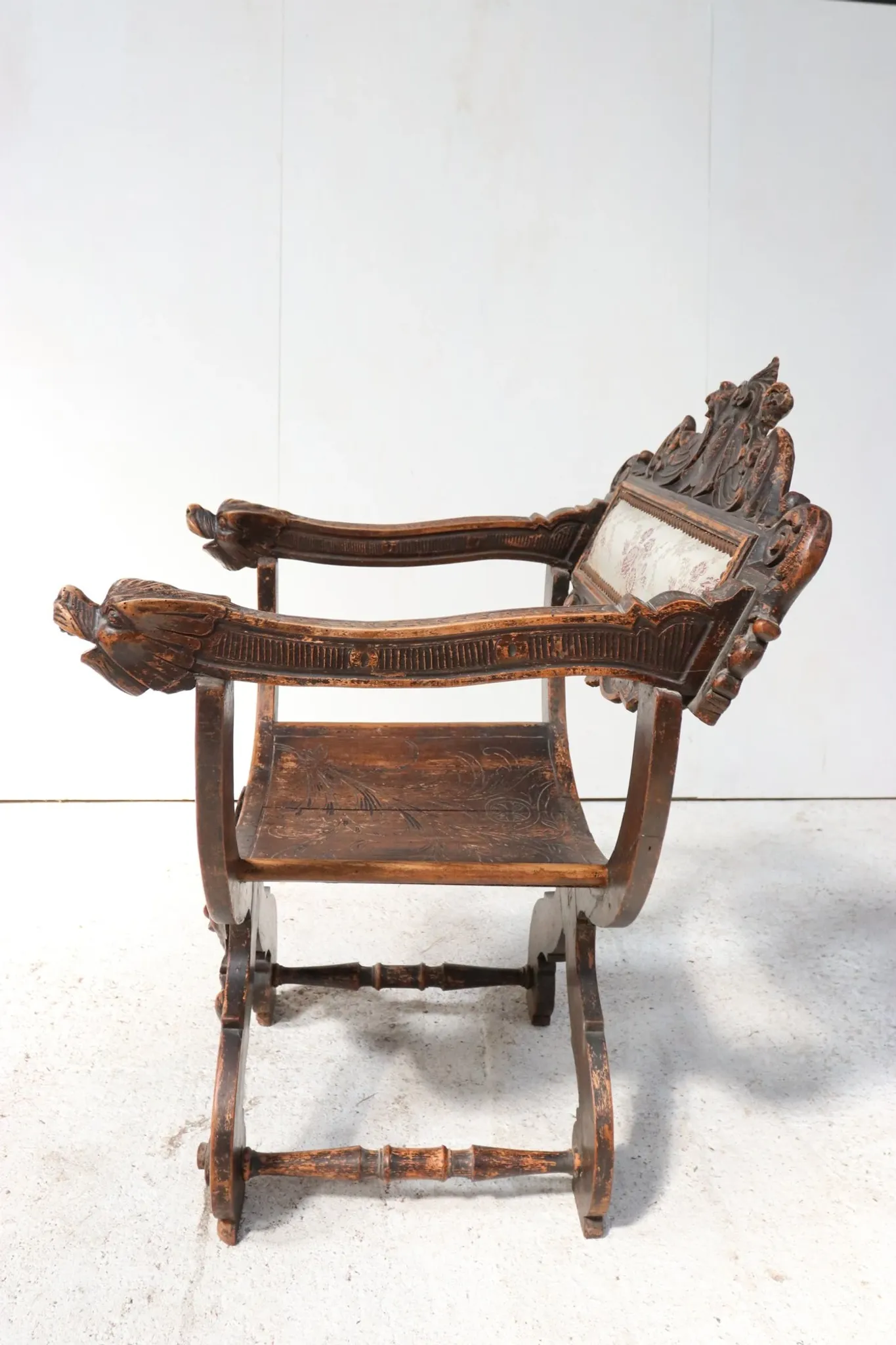 Dantesca armchair with lion heads and mascaron – neo-Renaissance, 19th c.