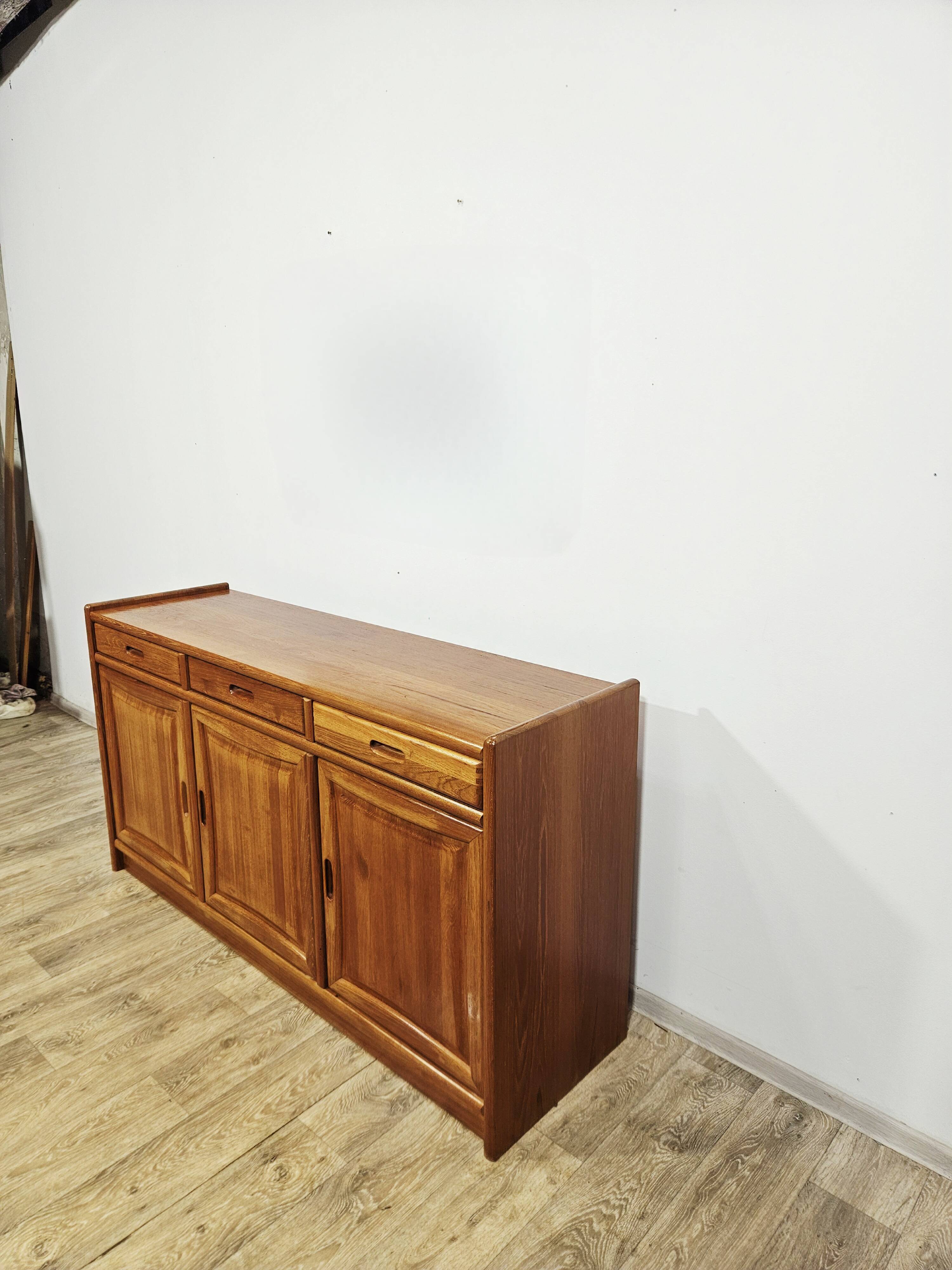 Buffet danois moderne Dyrlund Dania en teck, années 1980