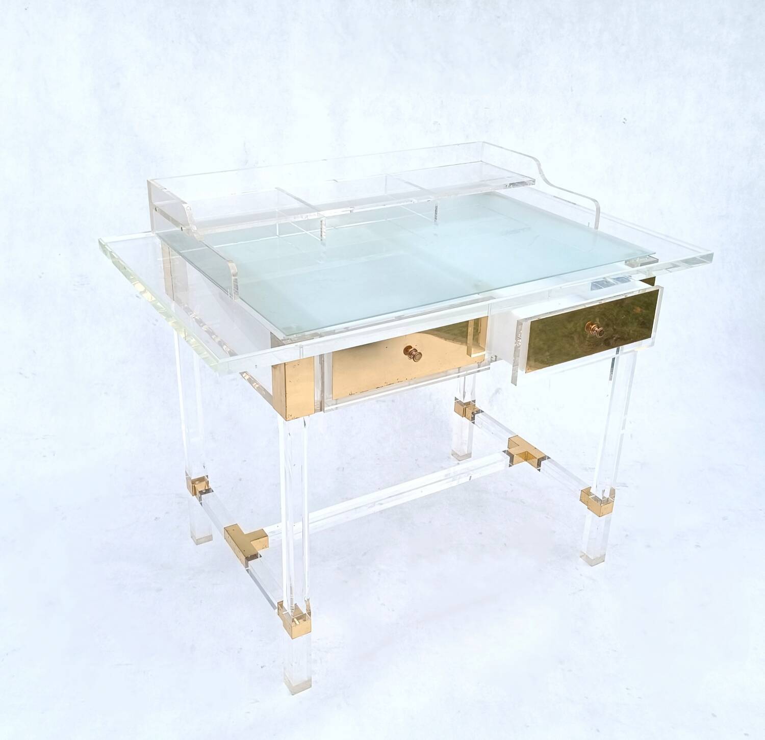 Bureau en verre acrylique et laiton par Charles Hollis Jones