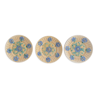 Set de 3 assiettes en barbotine années 1920