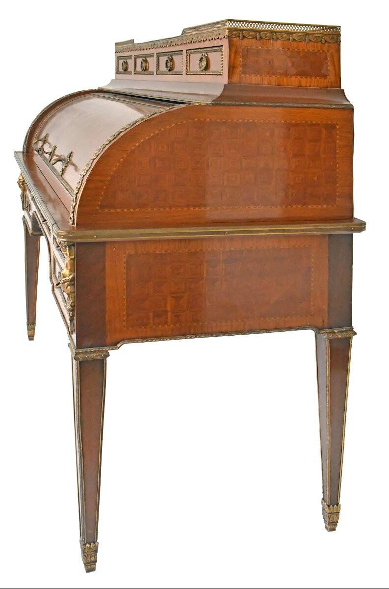Bureau à cylindre de style Louis XVI en marqueterie