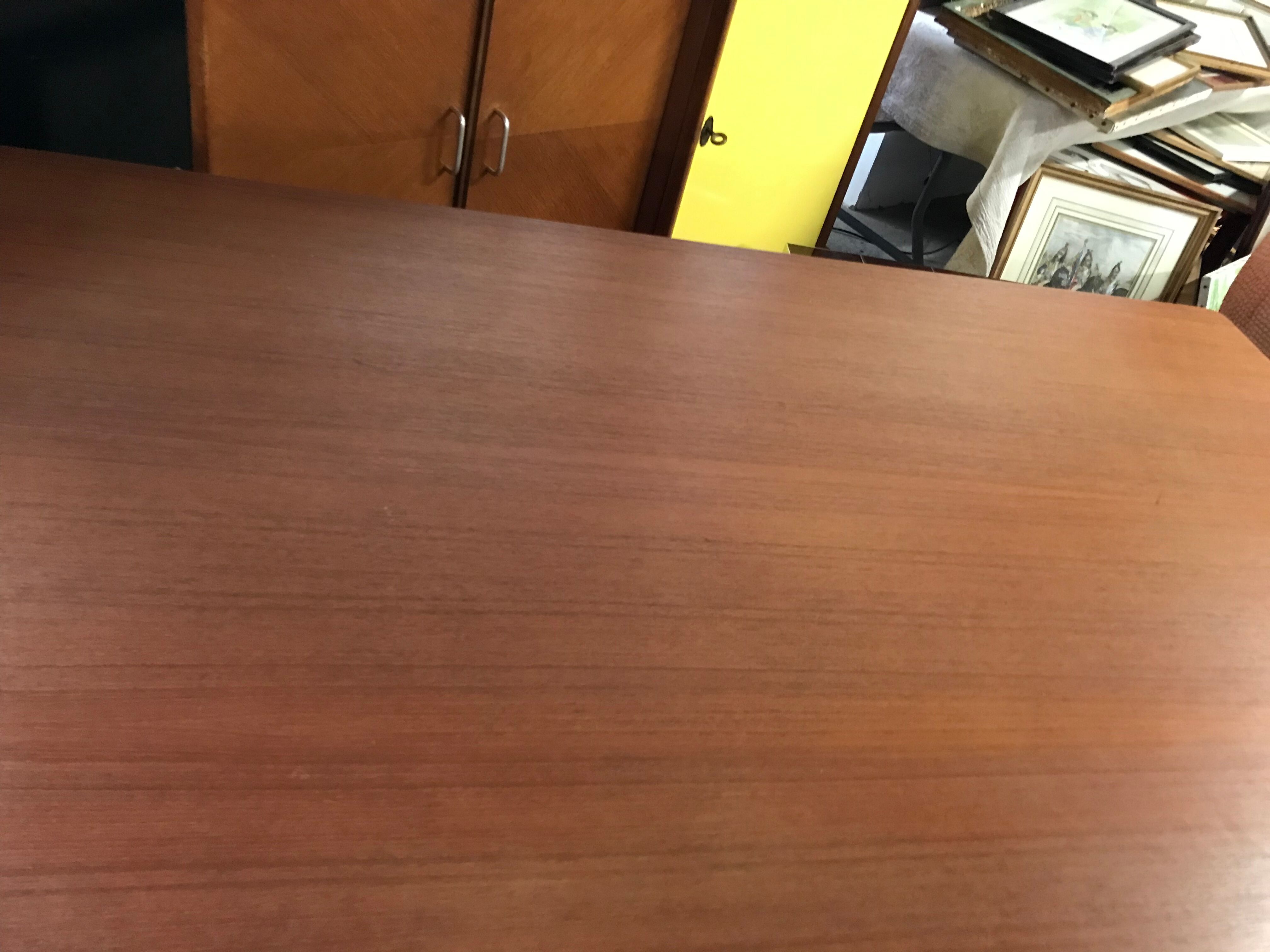 Table scandinave