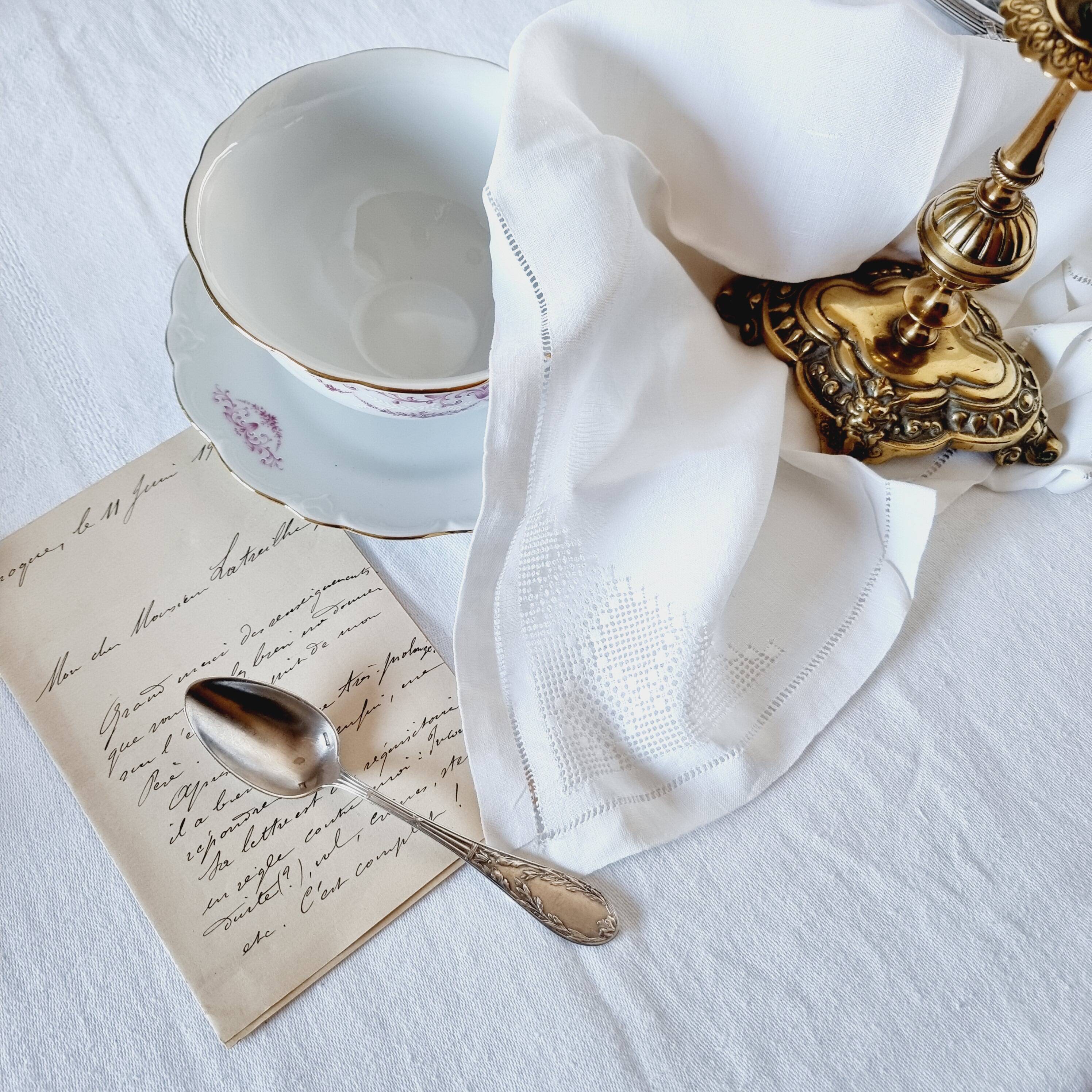 6 linen napkins with perforated lace for breakfast or lunch