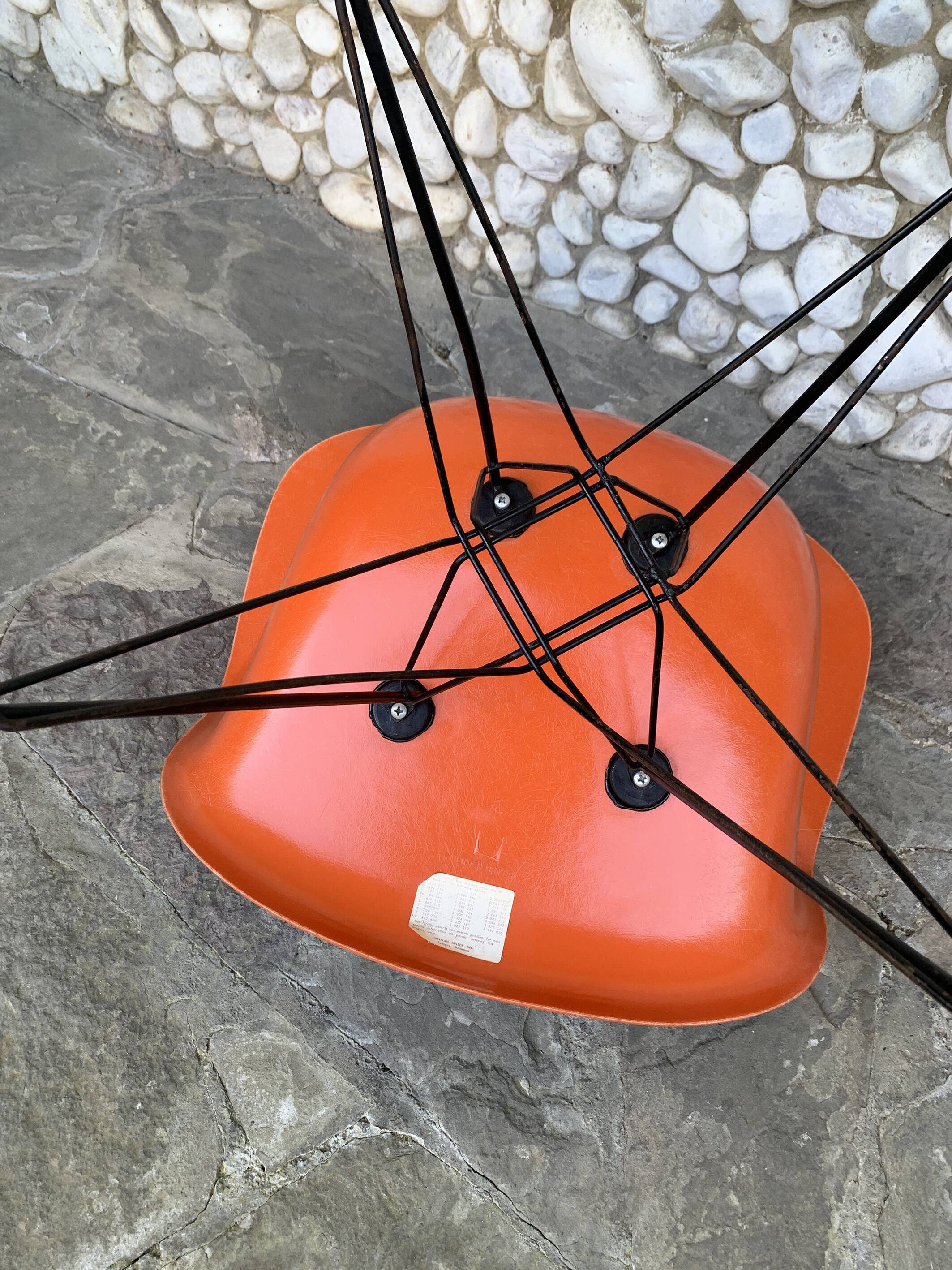 Fauteuil Eames DAR orange, base Eiffel originale, Herman Miller, 1960